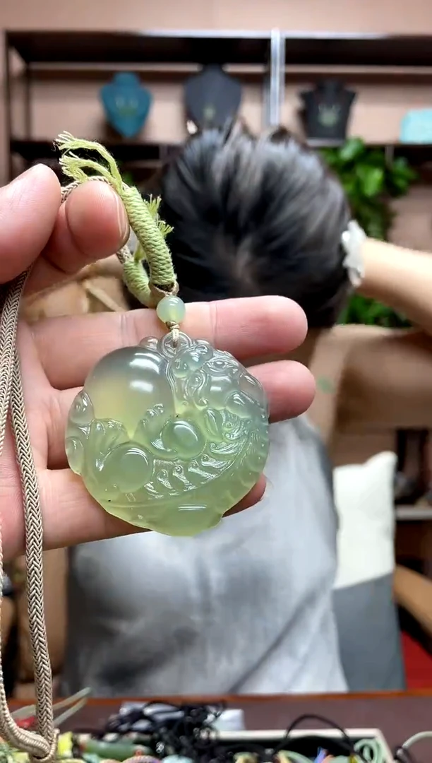 岫玉未镶嵌颈饰多样性发货发其中之一