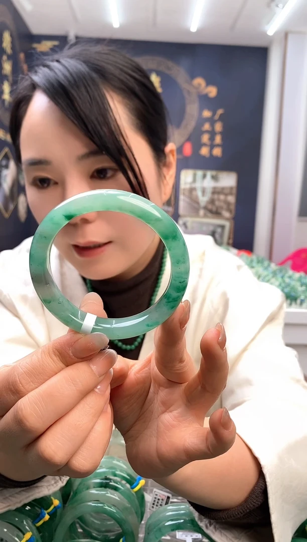 【闪购商品】石英质玉手镯未镶嵌天然非洲翠高冰手镯83