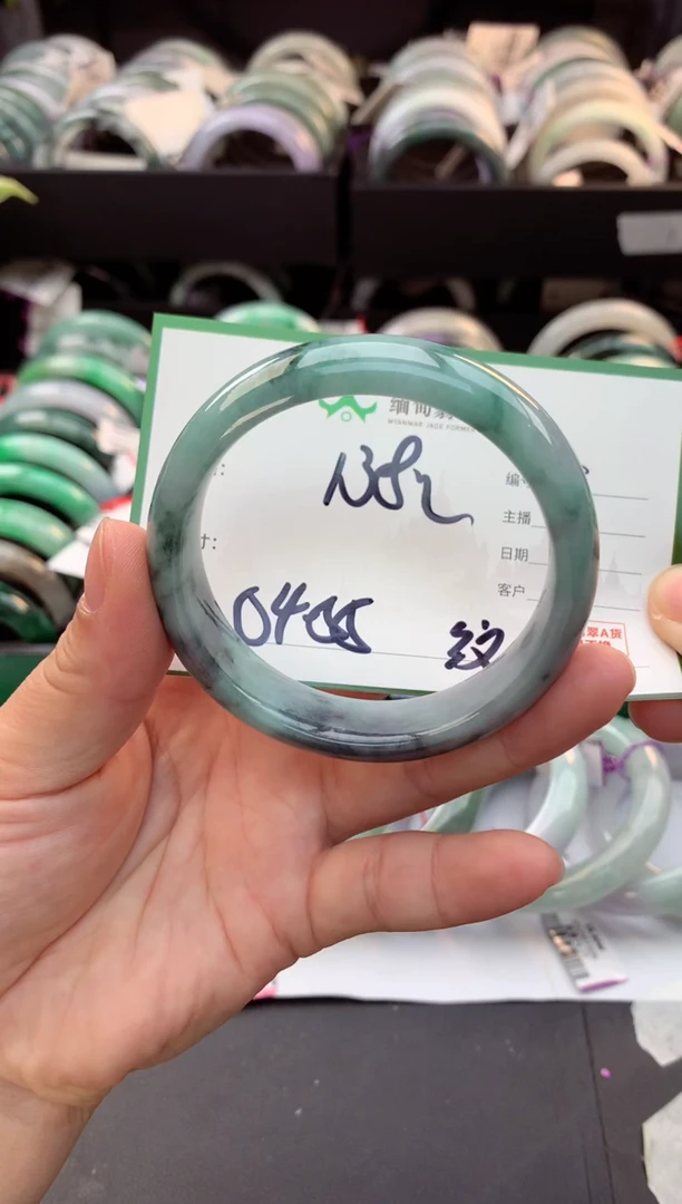 定制翡翠未镶嵌人***?毛货需精细抛光+多样性拍1发1