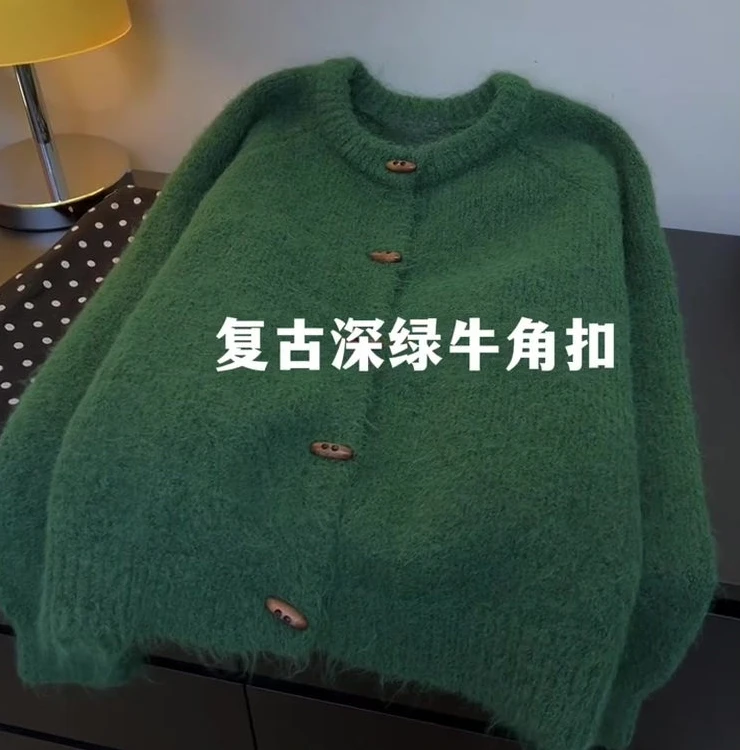 气质复古深绿色牛角扣圆领厚实毛衣女2025秋冬宽松高级感针织开衫