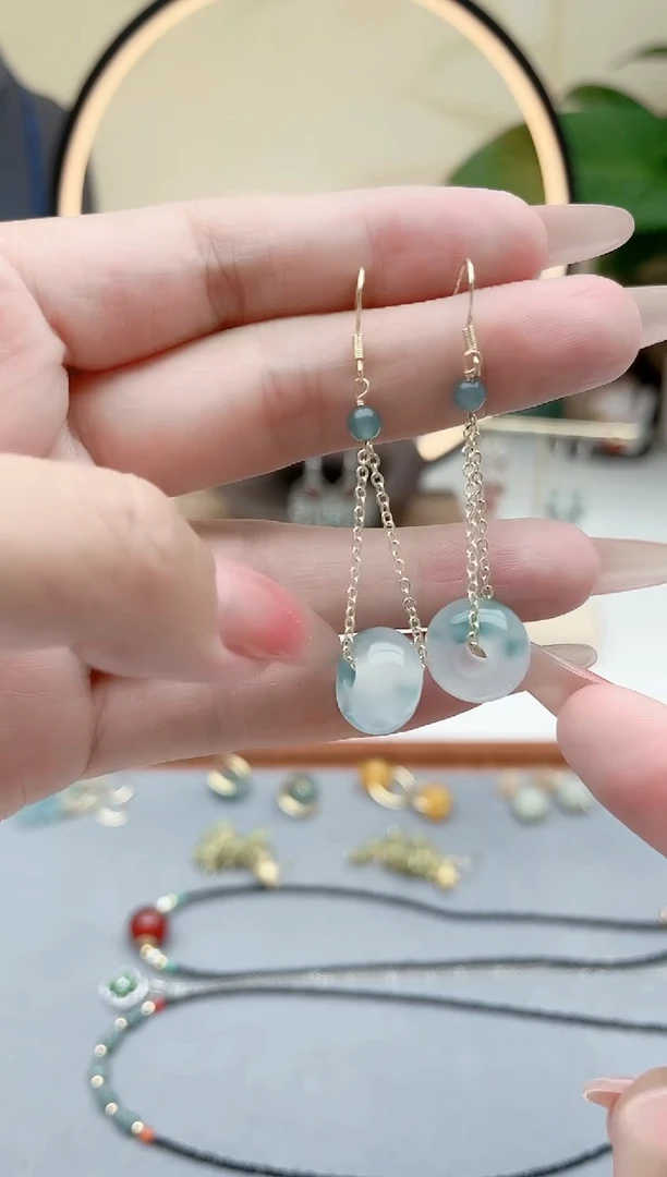 石英质玉（天山翠）银S925镶嵌耳饰面包扣蓝水