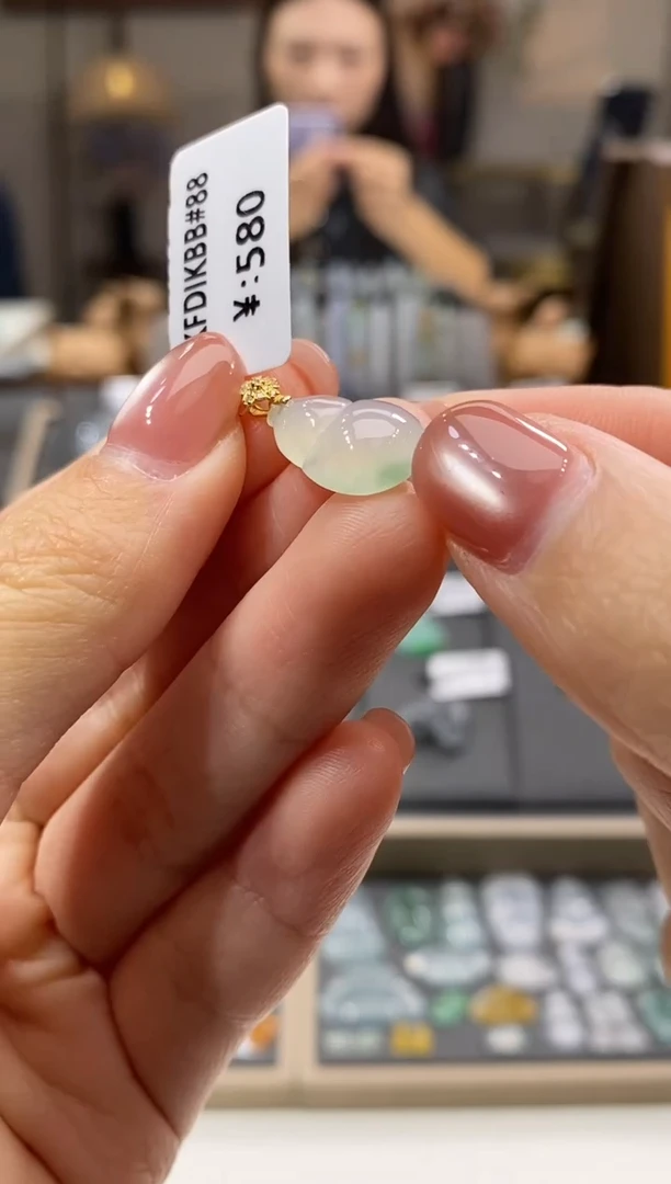 颈饰18K金镶嵌翡翠葫芦