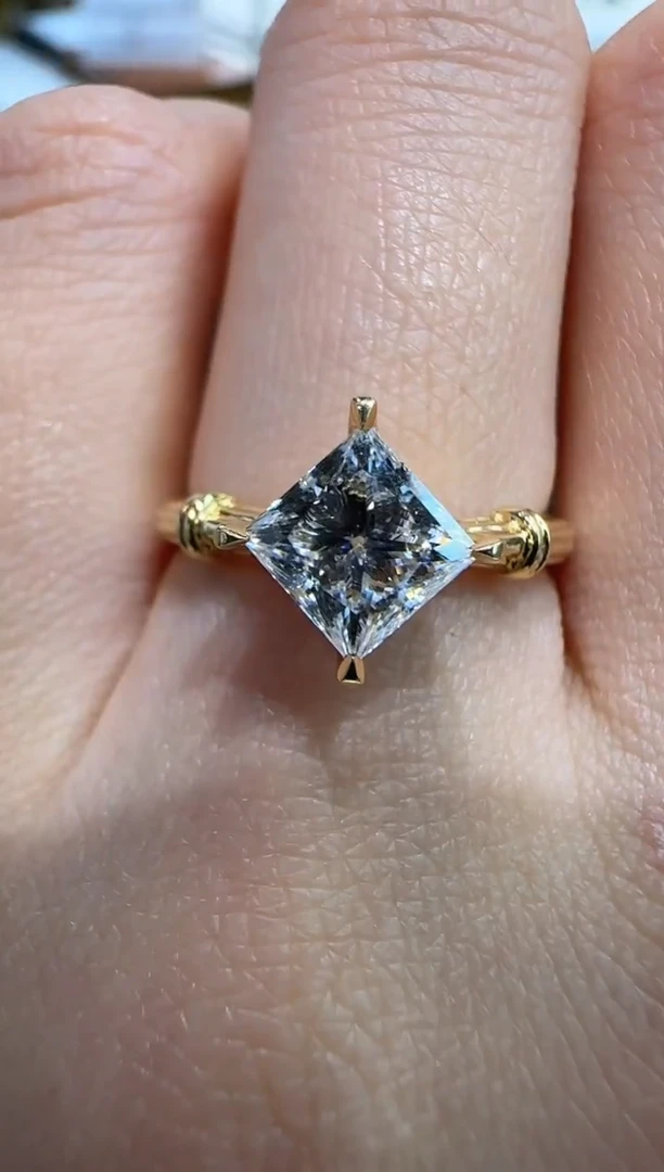 【闪购商品】合成钻石18K金镶嵌戒指1克拉罗马柱公主方11#