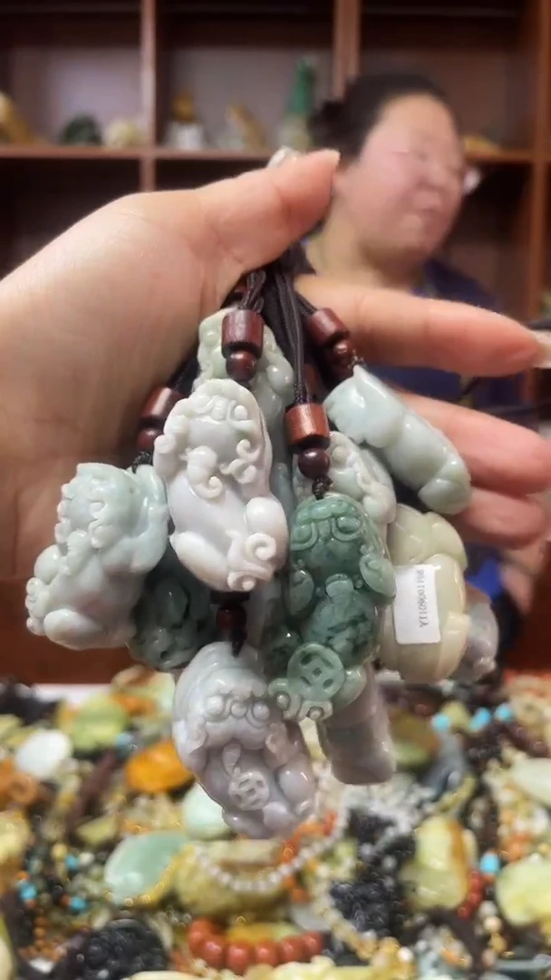 颈饰未镶嵌翡翠多样性发货发其中一件