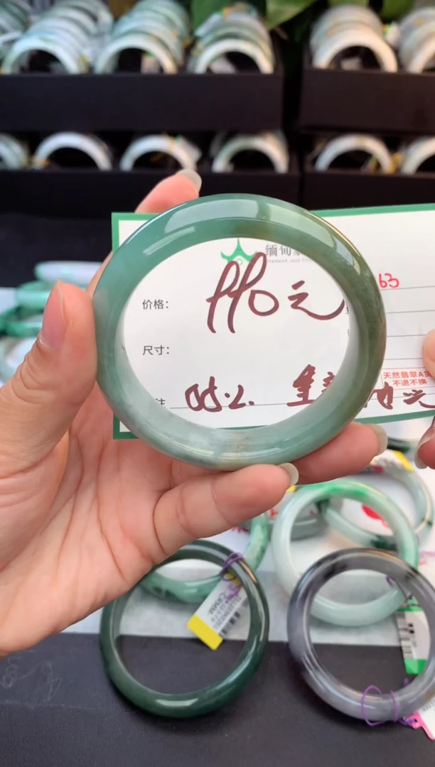 未镶嵌定制翡翠毛货需精细抛光+多人