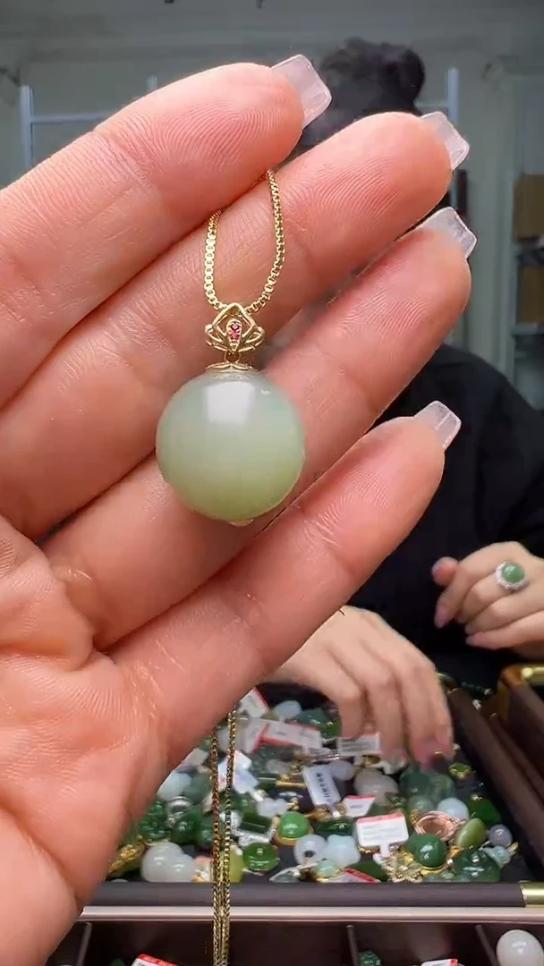 颈饰18K金镶嵌和田玉（多样性发货.发其一)1.04.67