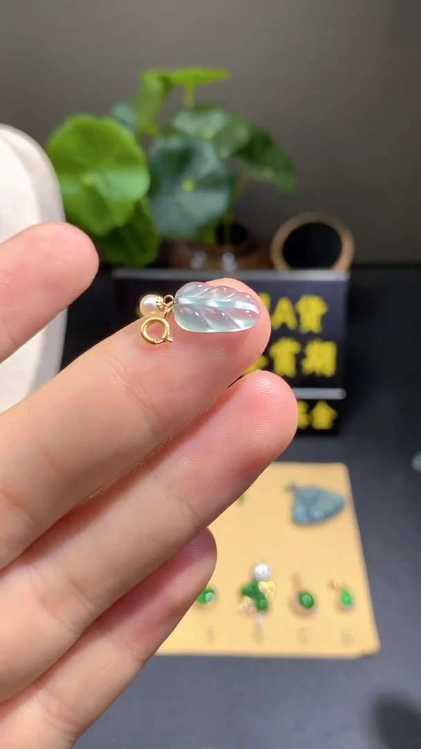 颈饰18K金镶嵌翡翠翡翠A货
