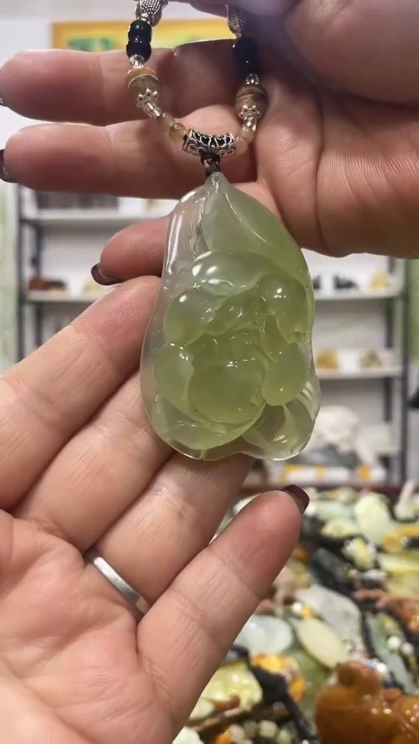 未镶嵌蛇纹石玉吊坠