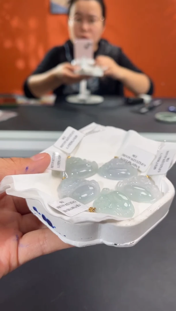 18K金镶嵌挂件翡翠边城刀客/403283/多样性发一/配皮绳发