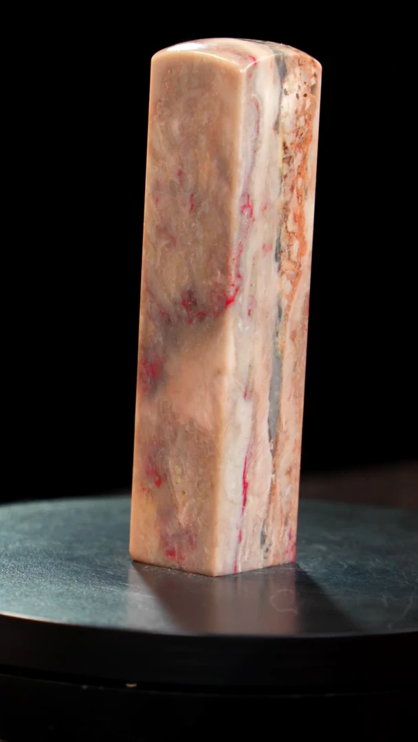 鸡血石牛角冻鸡血石