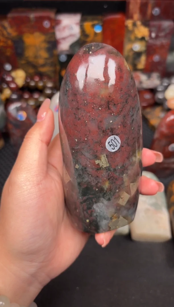 玉桂林鸡血玉摆件 编号：501