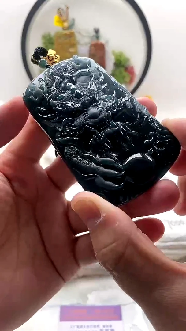 颈饰未镶嵌翡翠龙牌