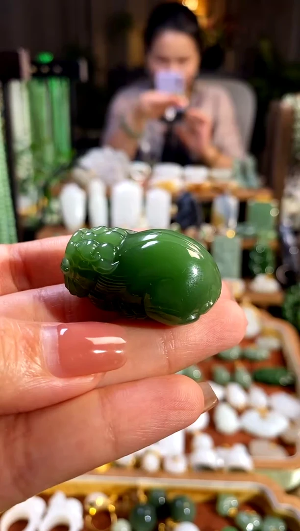 和田玉未镶嵌吊坠(赠链).