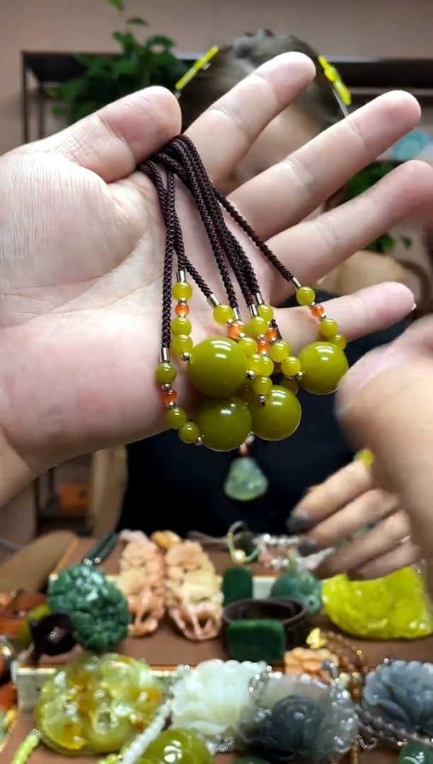 未镶嵌岫玉吊坠多样性发货发其中之一