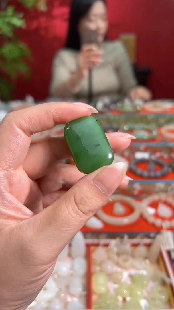 颈饰未镶嵌和田玉碧玉阳绿色面包无事牌