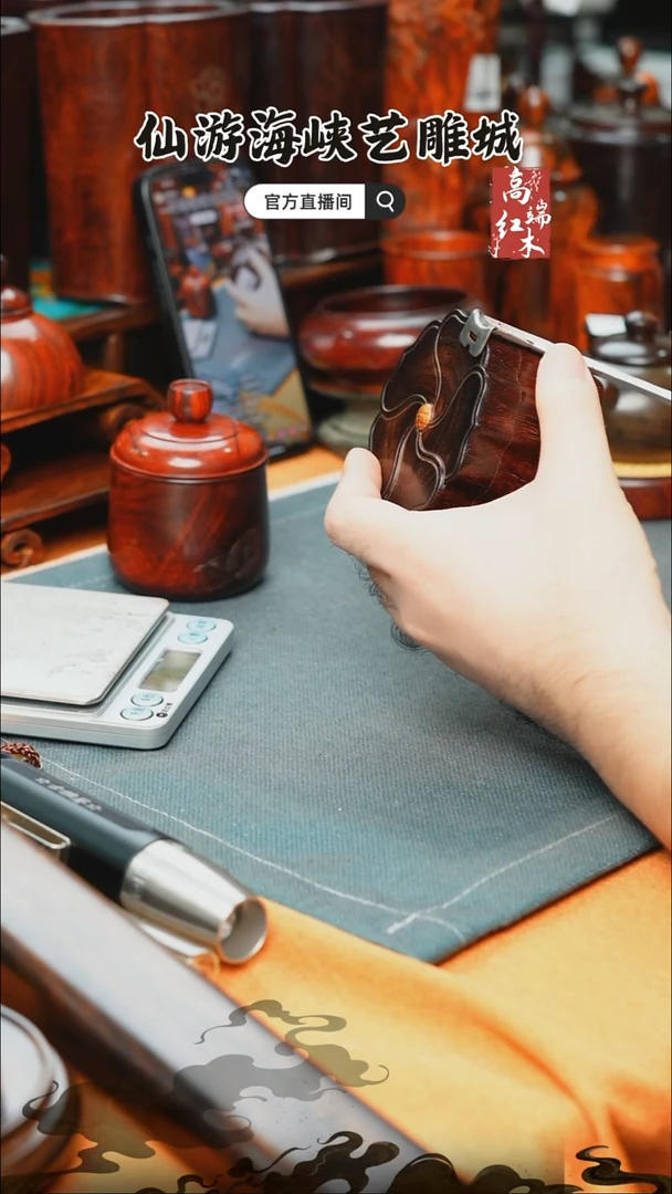 紫檀木类端景台小叶紫檀一木挖圆盒