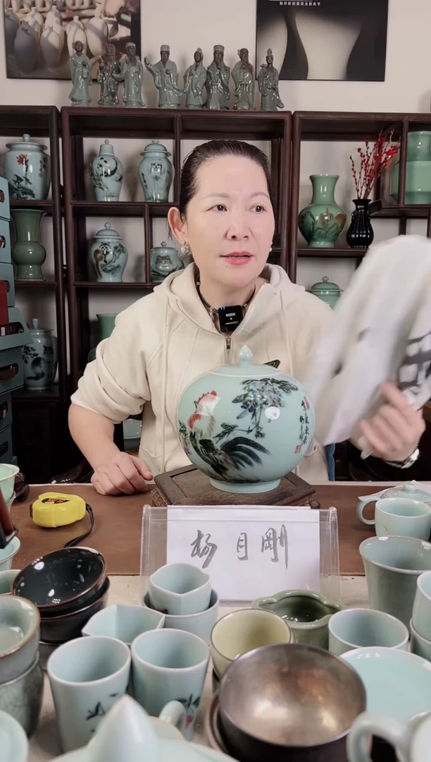 釉中彩 公鸡画 如意盖罐L
