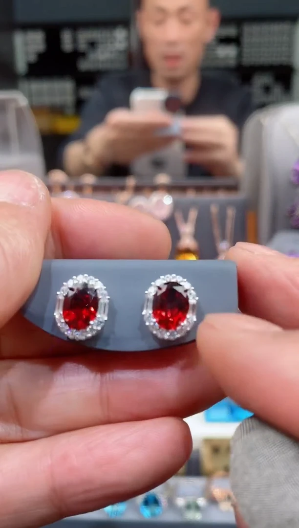 【闪购商品】石榴石耳钉银S925镶嵌石榴石耳钉