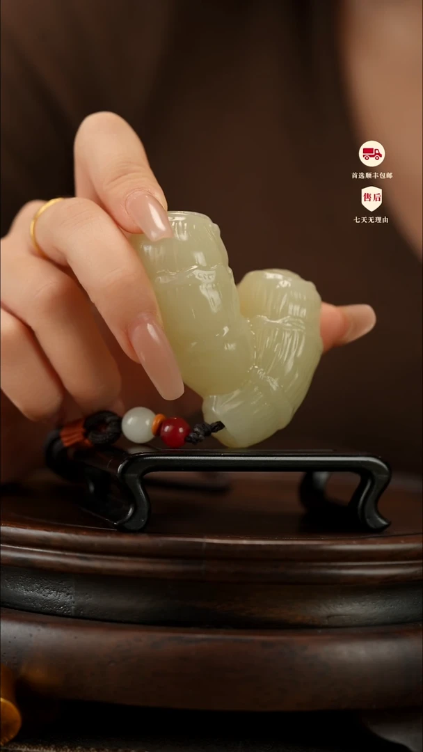 云南石竹叶青雕刻：手握江山把件摆件