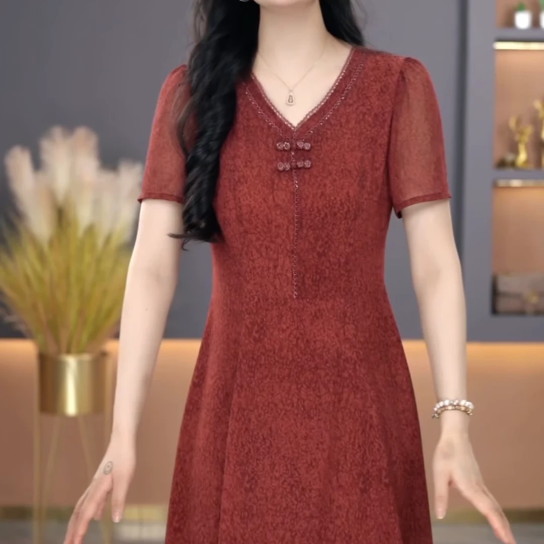 时尚洋气轻奢高端优雅气质V领连衣裙2025夏季新款减龄中长款裙子