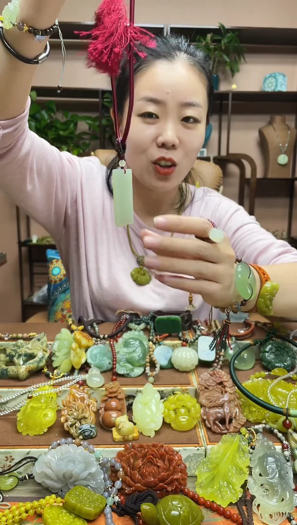 未镶嵌蛇纹石玉颈饰·