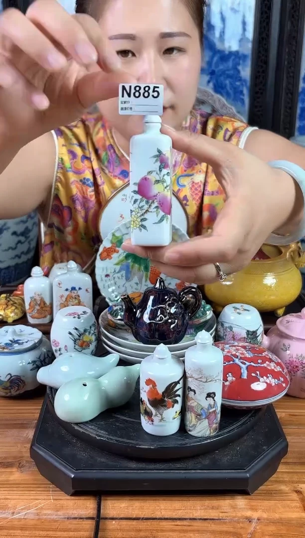 摆件景德镇陶瓷仿古（手工托印鼻烟壶)N885