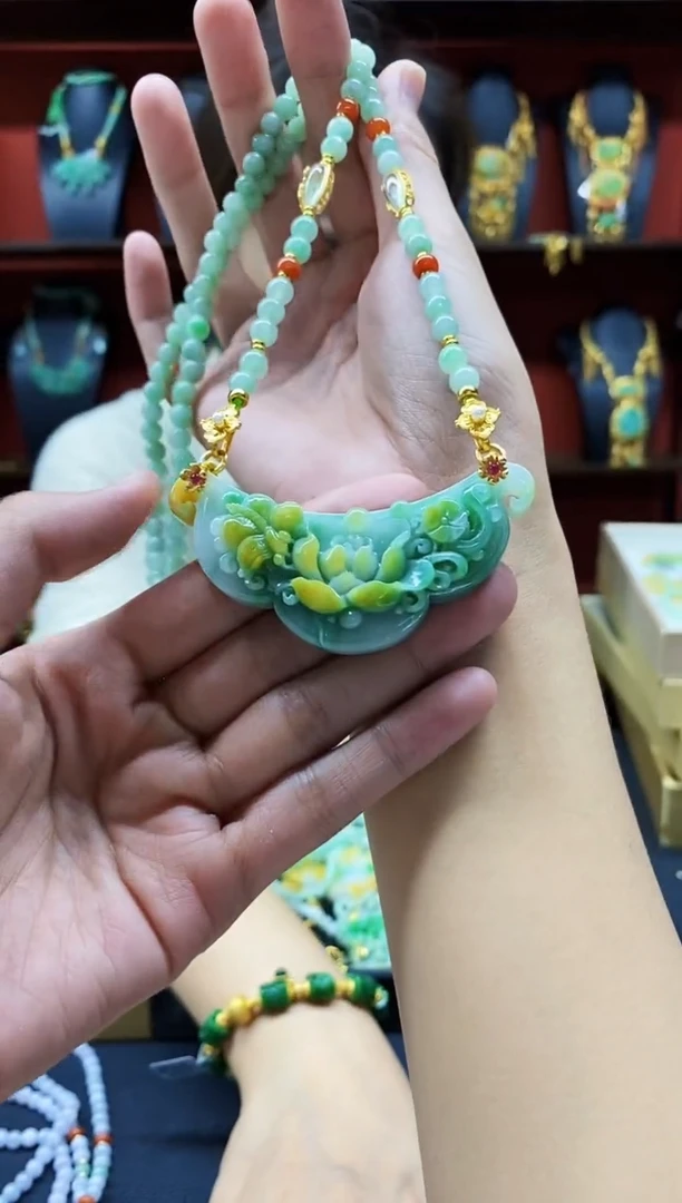 颈饰未镶嵌翡翠吊坠