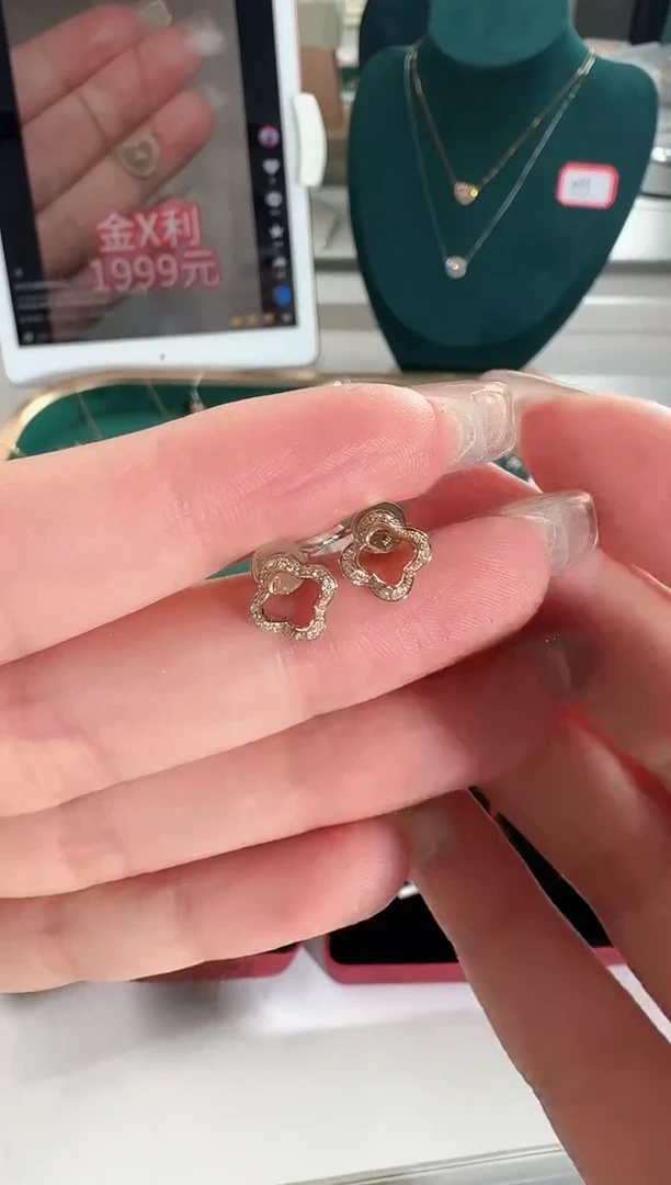 18K金镶嵌耳饰钻石1.2g