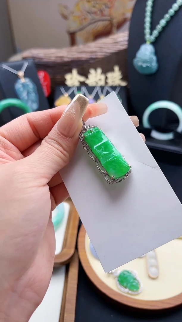 【闪购商品】翡翠颈饰18K金镶嵌吊坠