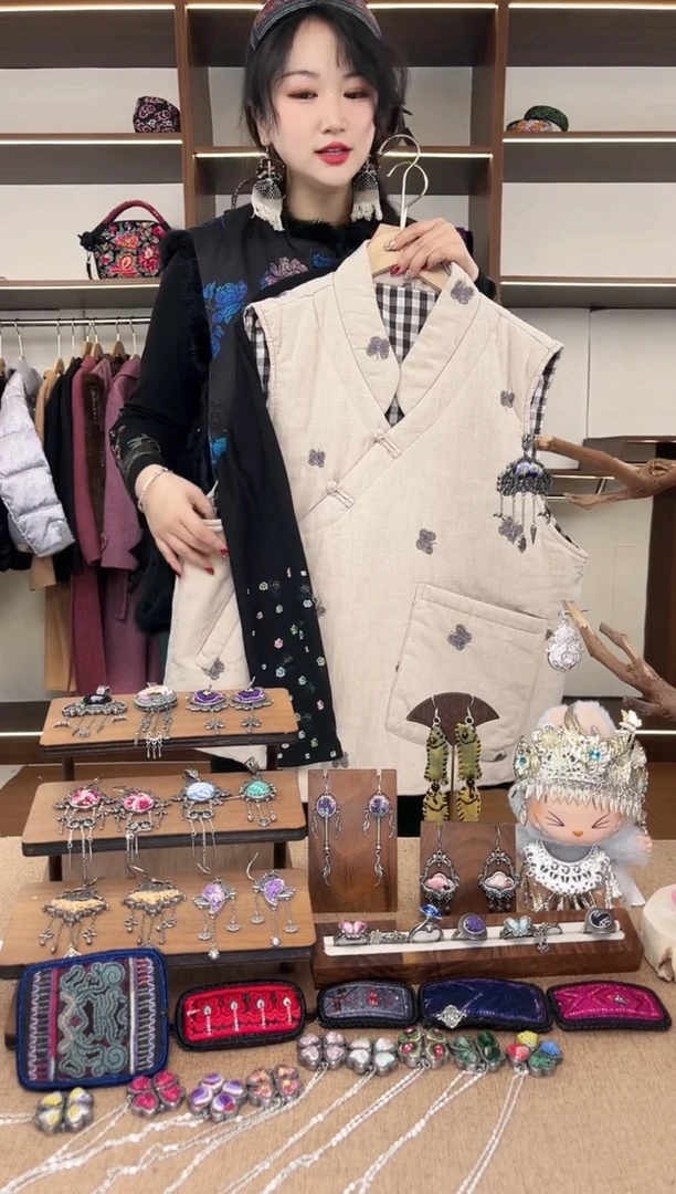 织绣酷***人A16黔东南苗族刺绣 2件 预售