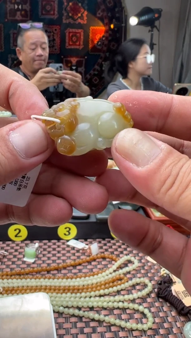 吊坠(赠链)未镶嵌和田玉且末糖貔貅吊坠