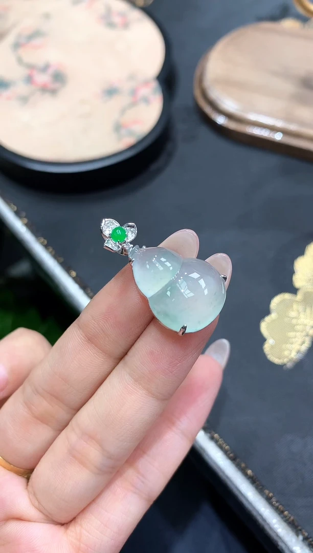 18K金镶嵌挂件翡翠葫芦