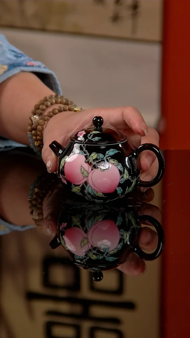 悟陶黑地粉彩三桃茶壶