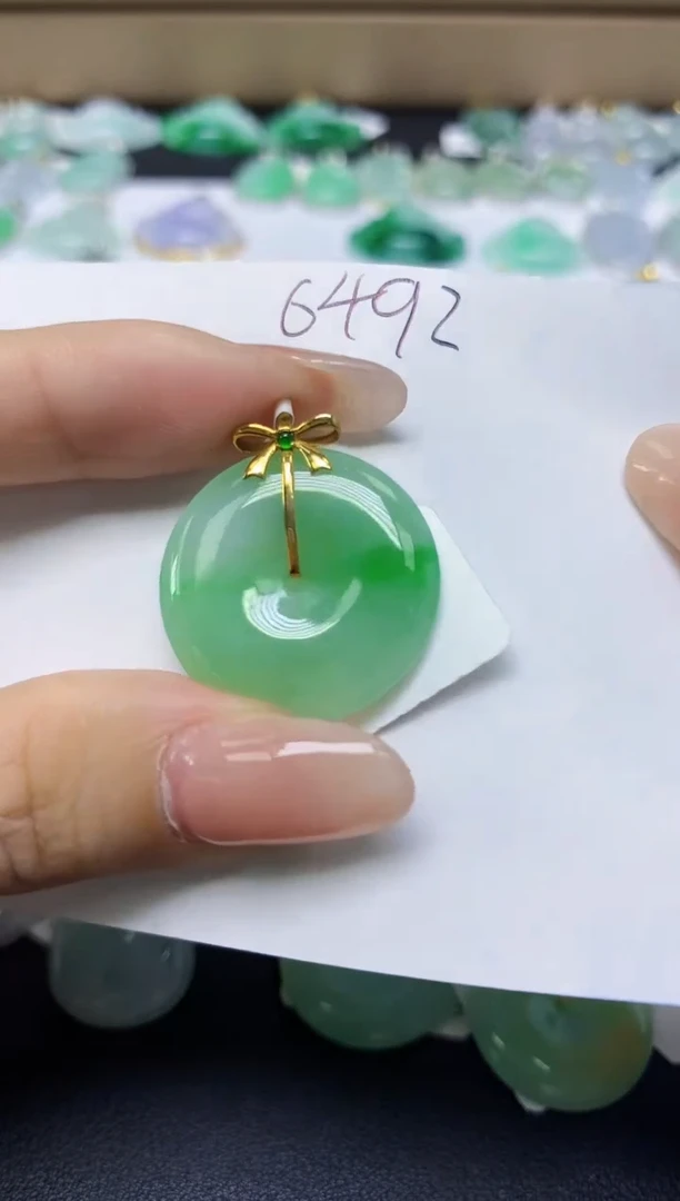 翡翠18K金镶嵌颈饰 天然缅甸翡翠A货