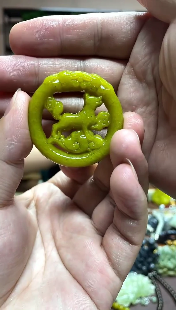 未镶嵌岫玉吊坠狗