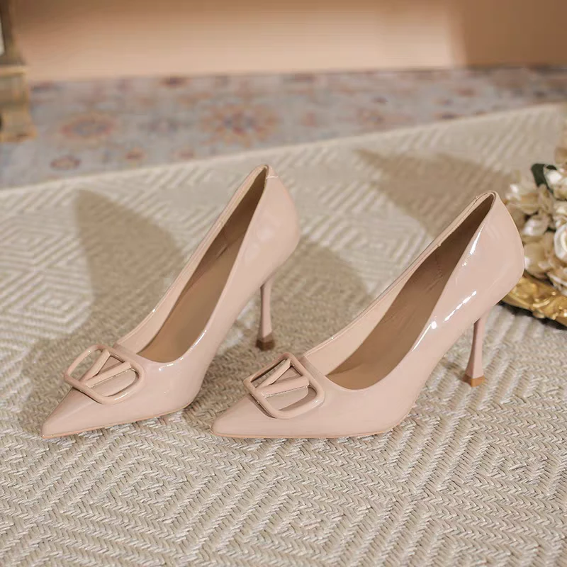 羊皮裸色高跟鞋女2025新款V扣尖头细跟法式漆皮3公分低跟气质单鞋