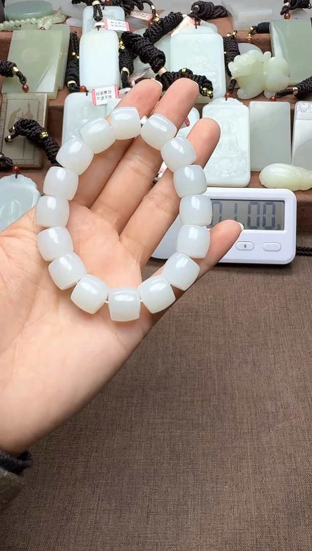 颈饰未镶嵌和田玉闫****】闫