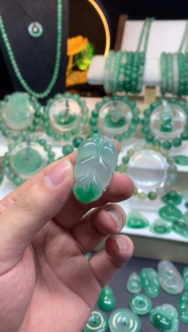 吊坠(不含链)未镶嵌石英质玉（非洲翠）金枝玉叶