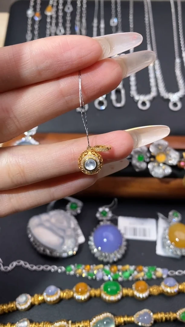 颈饰18K金镶嵌翡翠吊坠