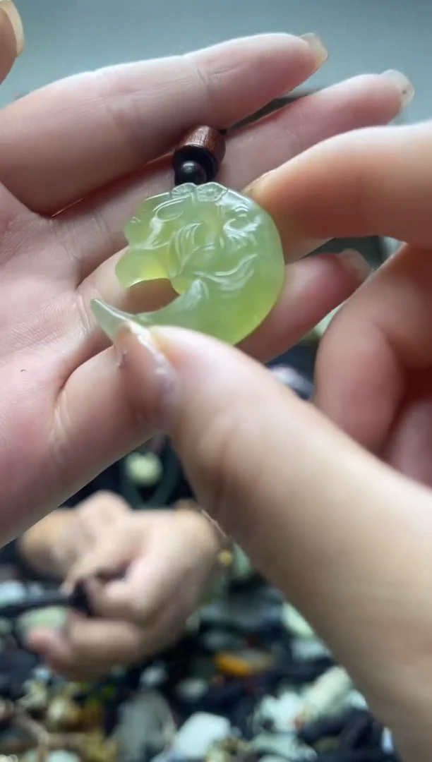 未镶嵌岫玉吊坠`