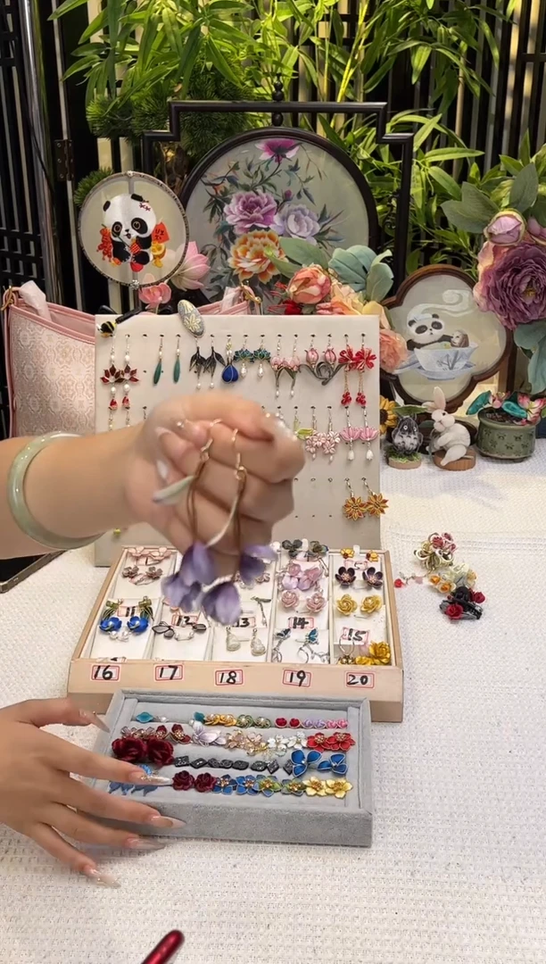 织绣d****a鸢尾花耳环