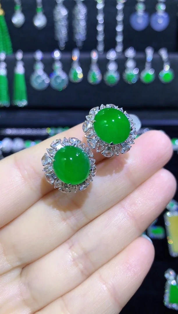 18K金镶嵌翡翠耳饰高冰满绿蛋面耳包