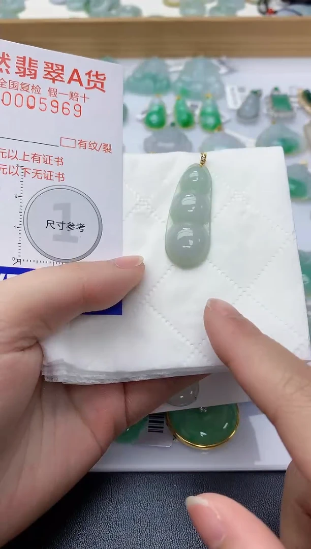 颈饰18K金镶嵌翡翠天然A货
