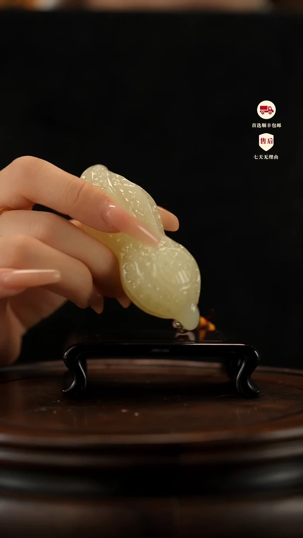 云南石竹叶青雕刻：握福花生手把件