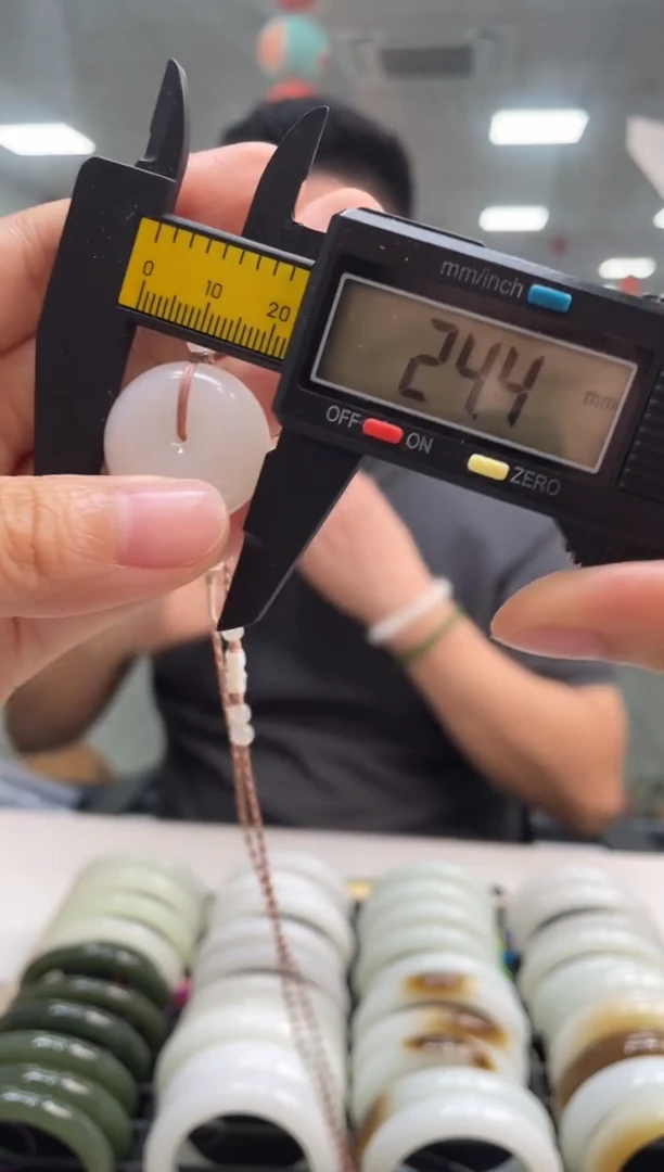 和田玉未镶嵌颈饰且末平安扣高品吊坠随机发一条