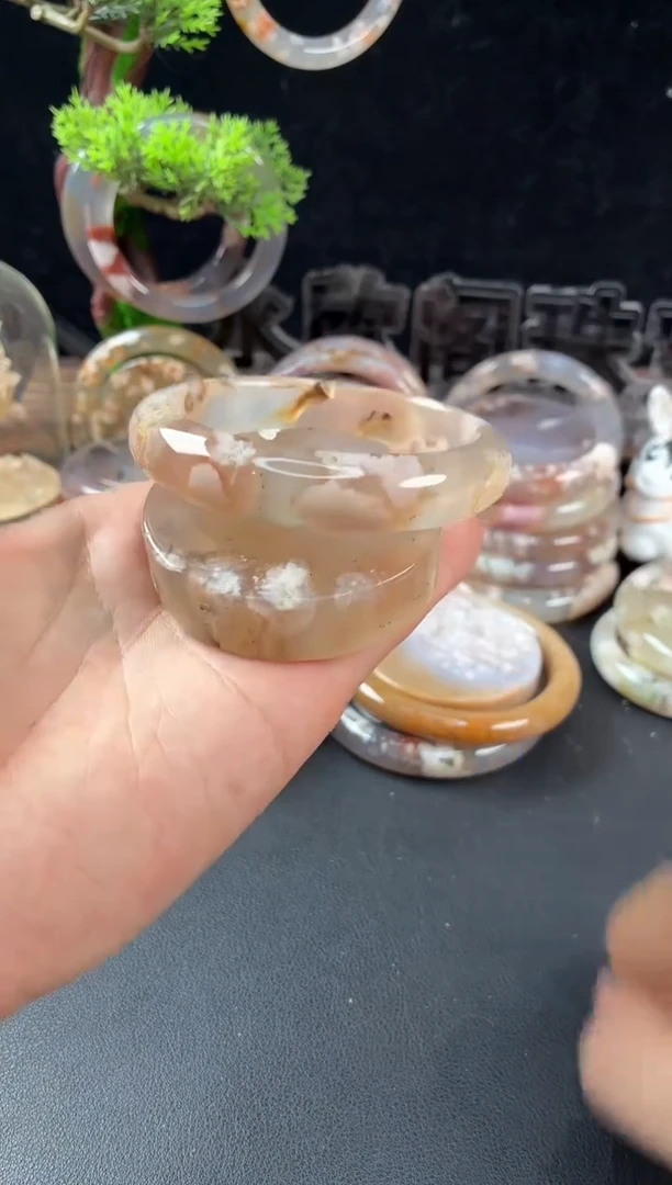 未镶嵌手镯（圆镯）石英质玉58