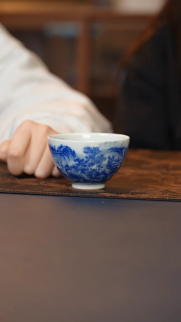 青花山水鸡心杯 青花山水鸡心杯