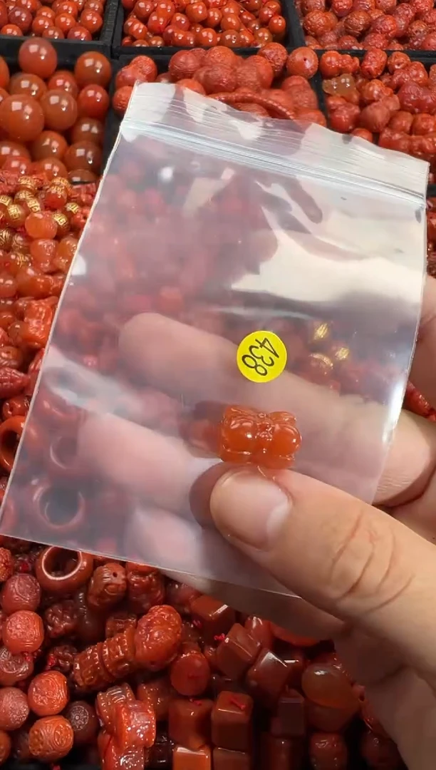 南红玛瑙未镶嵌颈饰1