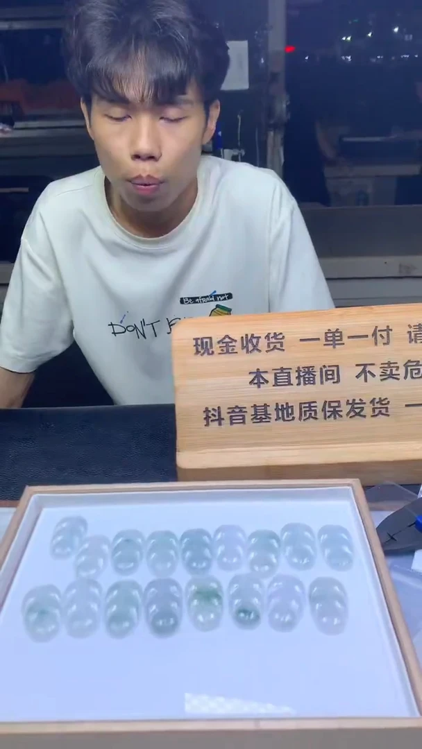 吊坠(不含链)18K金镶嵌翡翠多样性发其一-F02024576