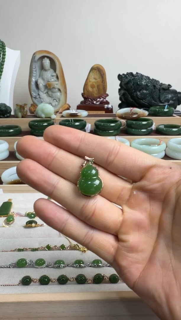 颈饰18K金镶嵌和田玉挂件